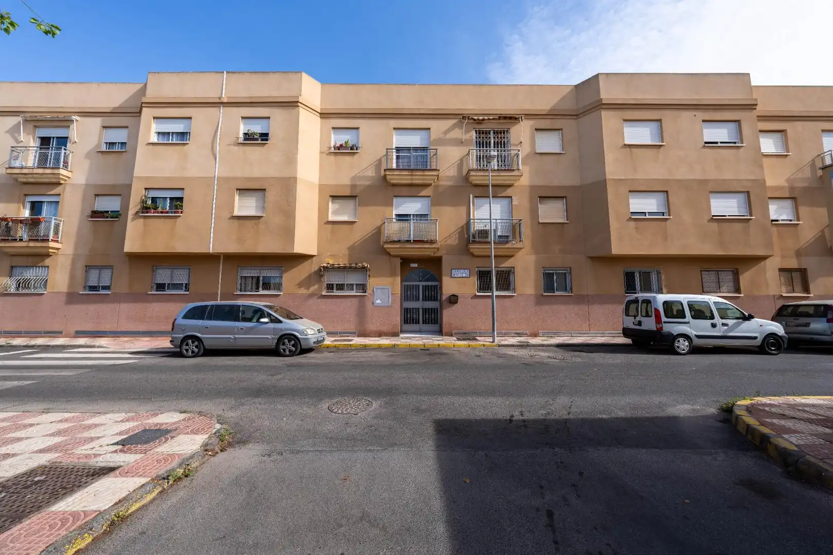 Vista exterior de Pis en venda en Roquetas de Mar amb Balcó
