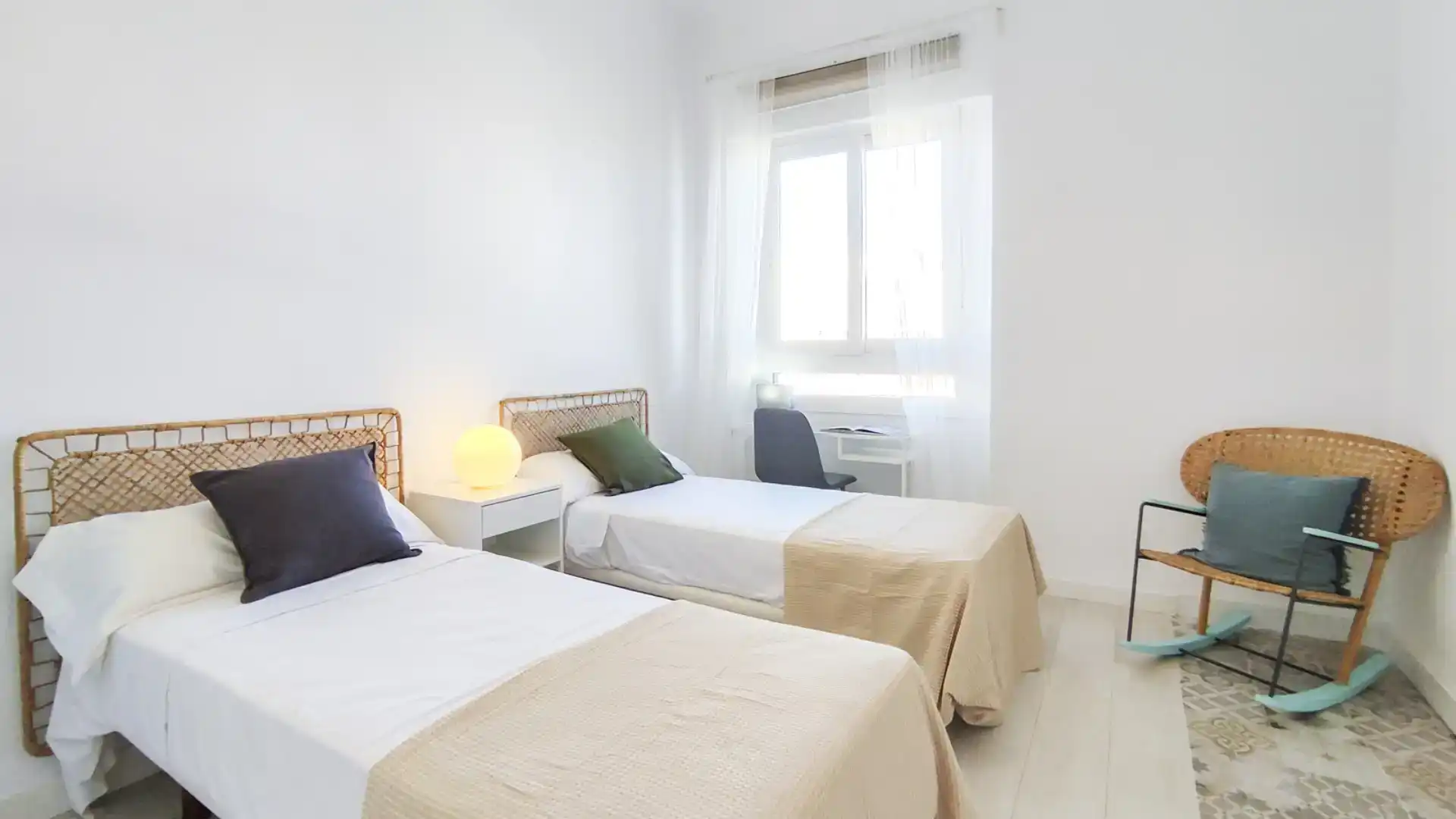 Schlafzimmer von Dachboden zur Miete in Málaga mit Klimaanlage, Abstellraum und Möbliert