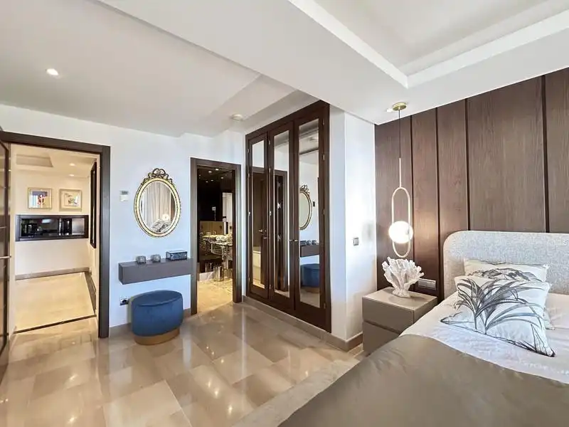 Habitación de Apartamento de alquiler en Estepona con Aire acondicionado, Terraza y Piscina