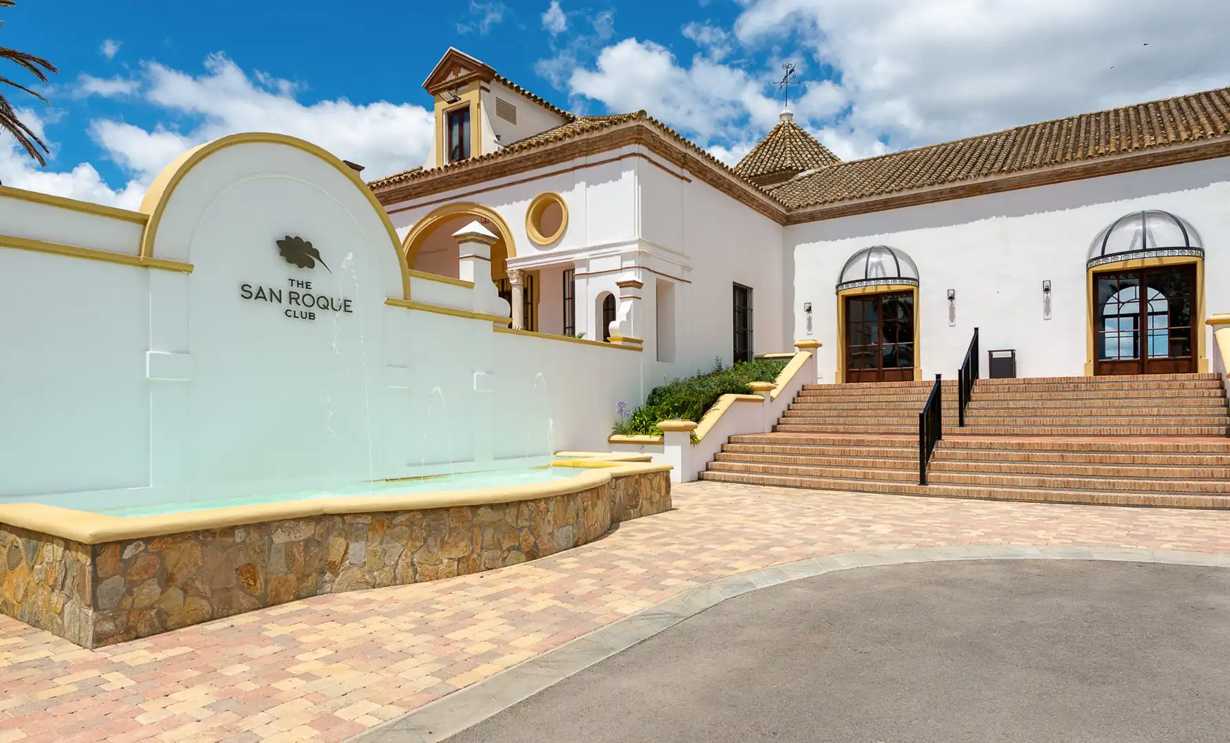 Außenansicht von Erdgeschoss zum Verkauf in Sotogrande mit Klimaanlage, Privatgarten und Terrasse