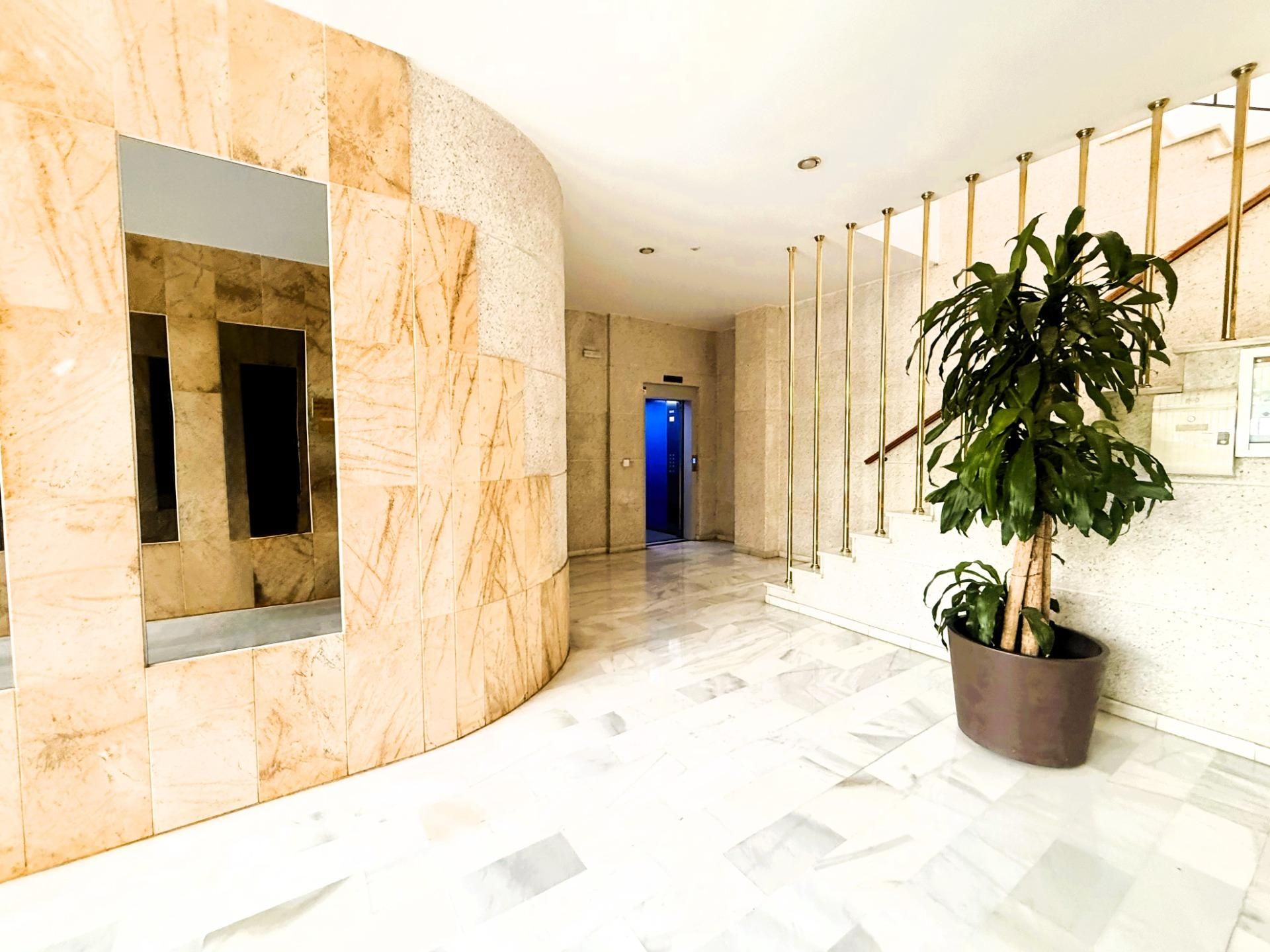Piso en venta en Avenida de Andalucía, Barrio del Nervión, Nervión