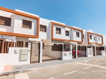 Adosado con piscina en venta en Calle SIERRA DE LAS MORERAS 12