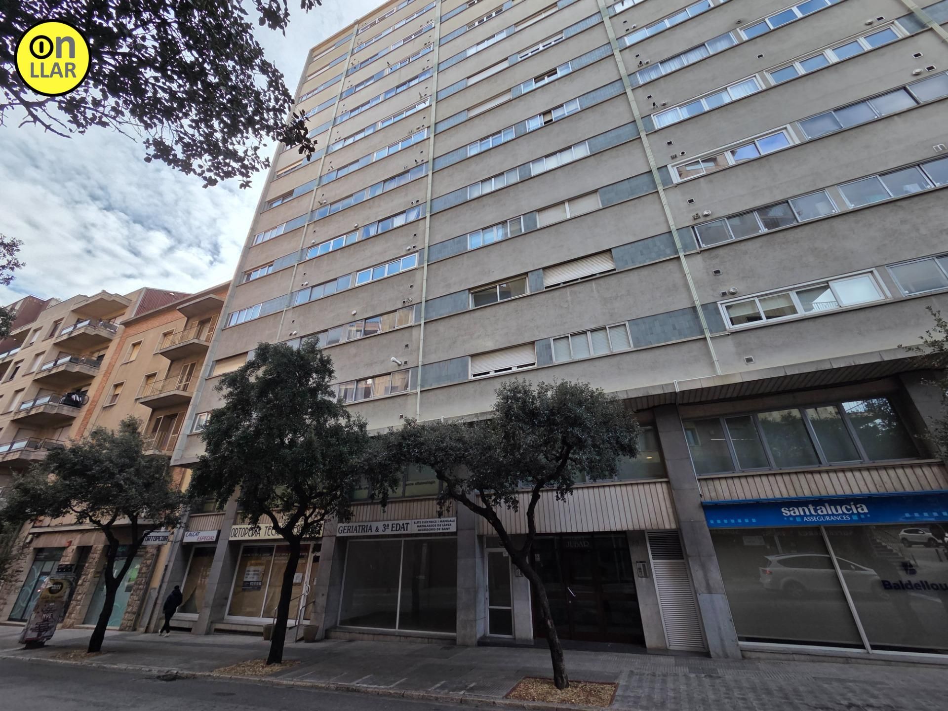 Außenansicht von Wohnung zum Verkauf in Figueres mit Terrasse, Abstellraum und Balkon