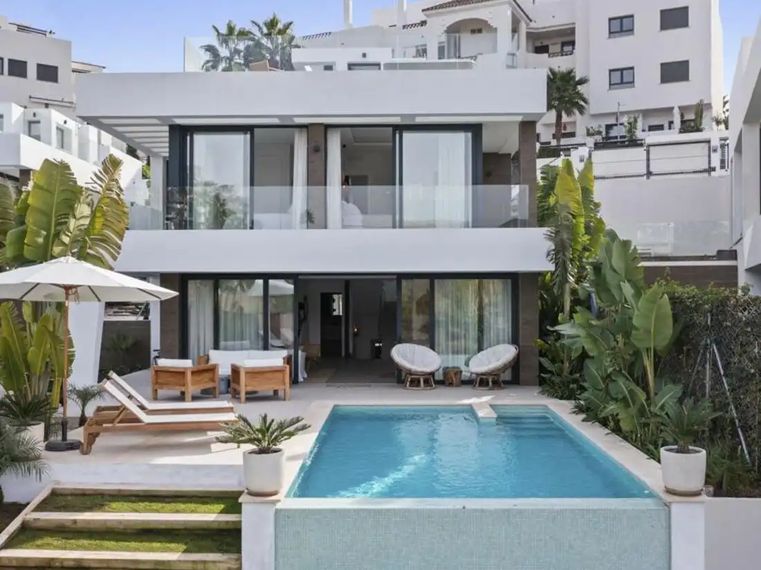 Vista exterior de Casa o xalet de lloguer en Estepona amb Aire condicionat, Jardí privat i Terrassa