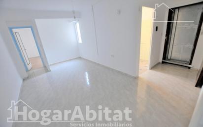 Flat for sale in  Valencia Capital  with Air Conditioner and Balcony