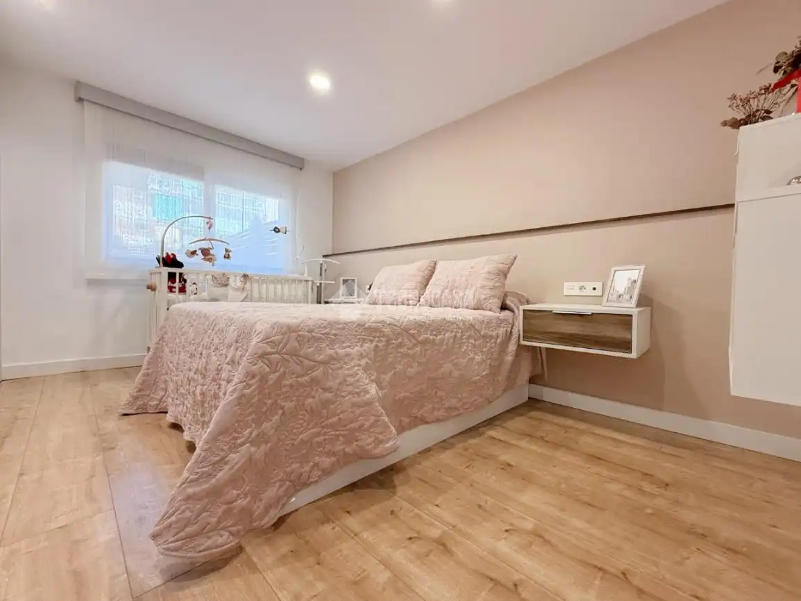 Habitación de Piso en venta en Sant Boi de Llobregat con Aire acondicionado, Terraza y Trastero