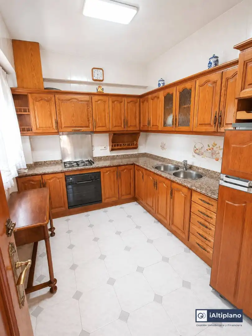 Cocina de Piso en venta en Baza con Calefacción, Terraza y Trastero