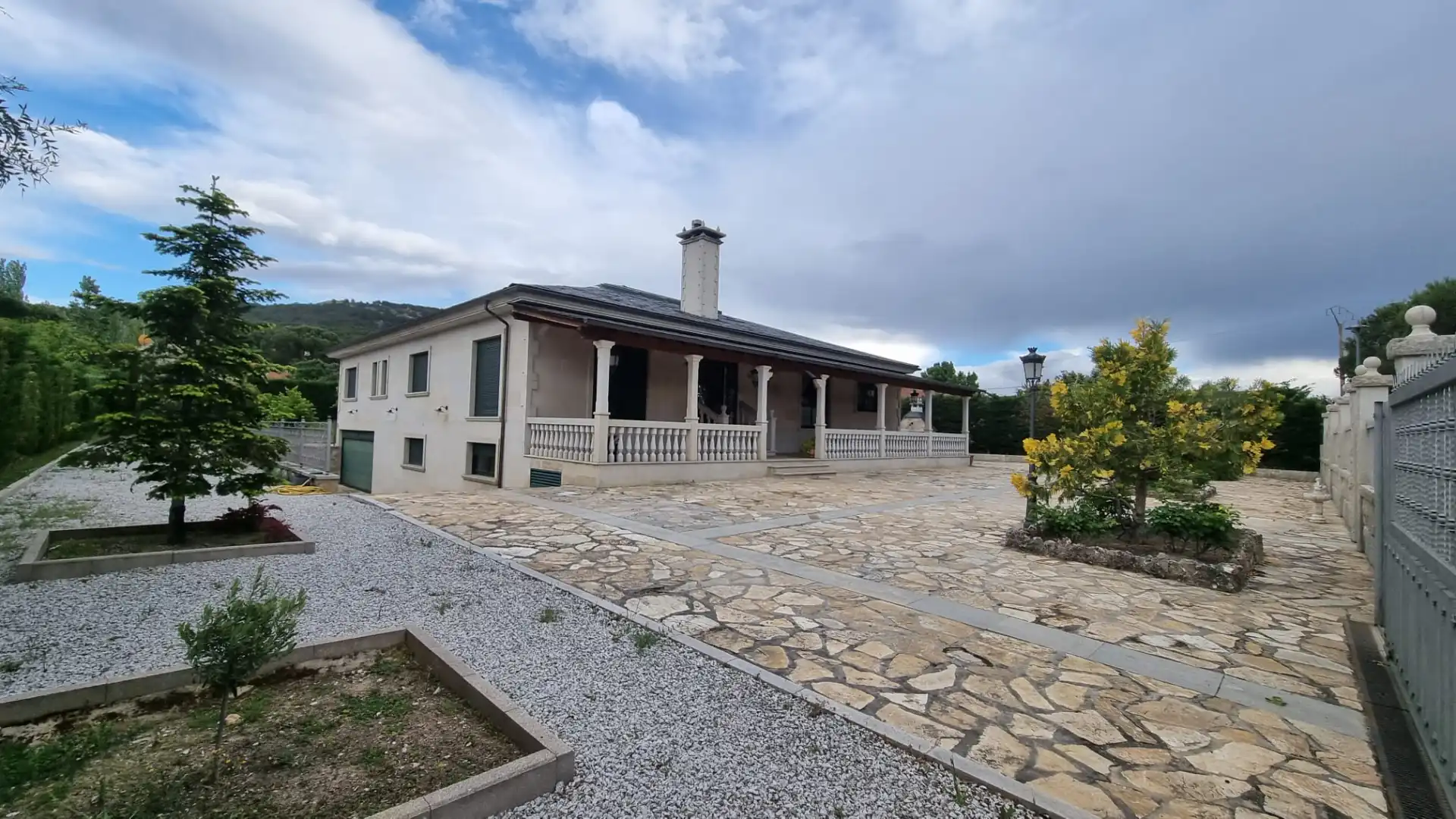 Vista exterior de Casa o xalet en venda en Moralzarzal amb Aire condicionat, Calefacció i Jardí privat