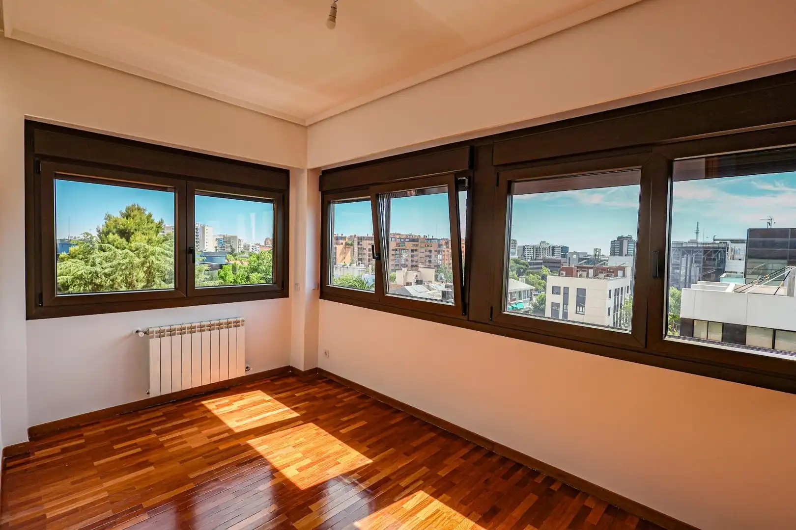 Dormitori de Apartament de lloguer en Madrid amb Aire condicionat, Calefacció i Parquet