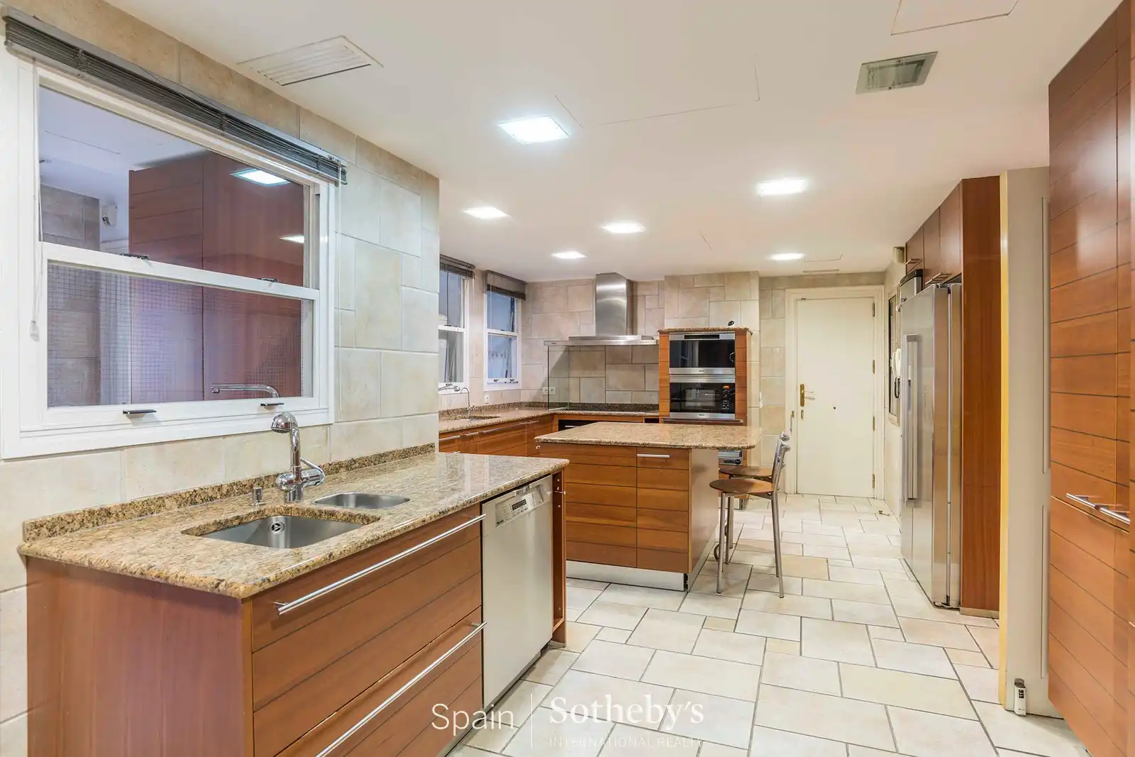 Cocina de Dúplex de alquiler en Madrid con Aire acondicionado, Calefacción y Trastero