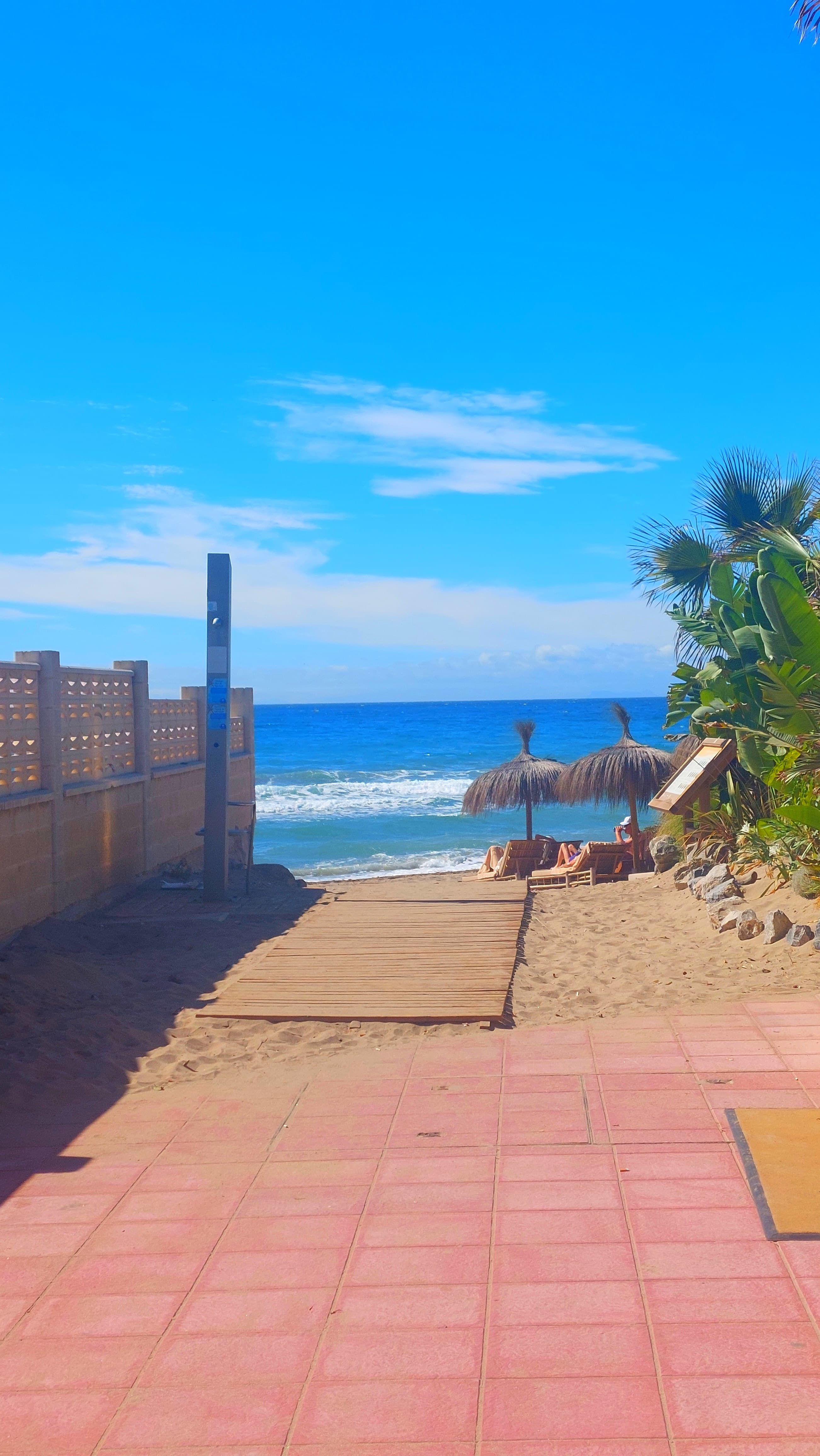Vista exterior de Casa adosada en venda en Marbella amb Terrassa, Balcó i Piscina comunitària