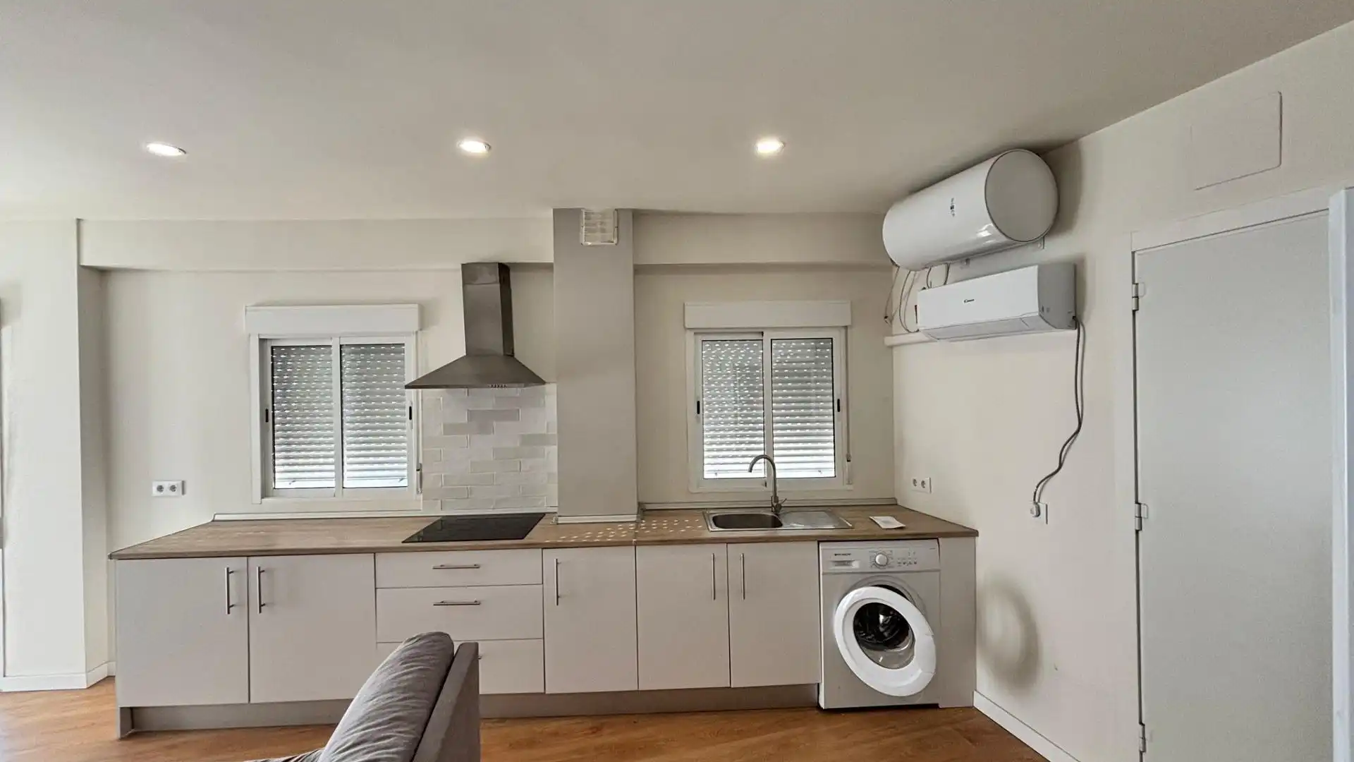 Kitchen of Flat for sale in Sevilla  with Air Conditioner, Terrace and Furnished