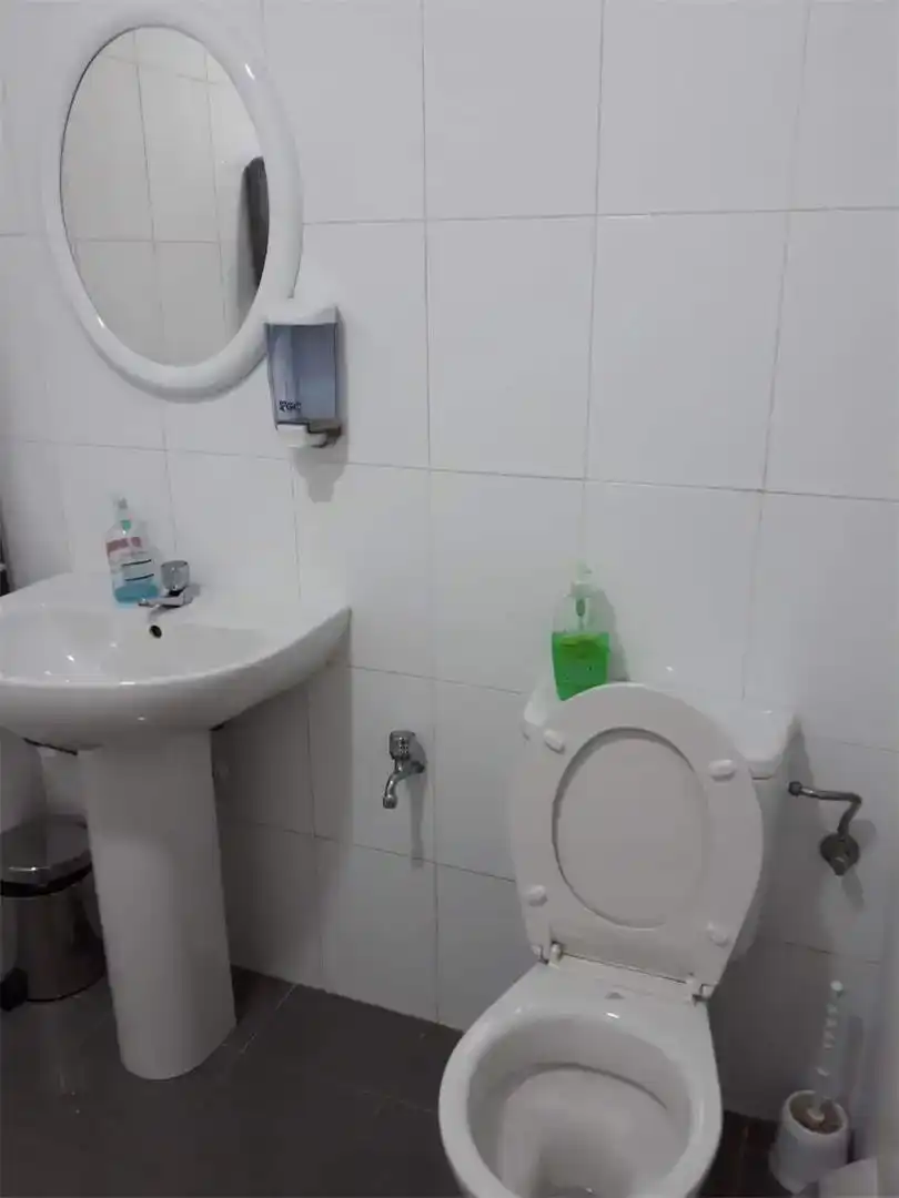 Badezimmer von Geschaftsraum zur Miete in La Ràpita mit Klimaanlage