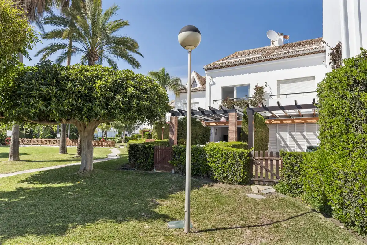 Jardí de Casa adosada en venda en Marbella amb Aire condicionat, Jardí privat i Terrassa