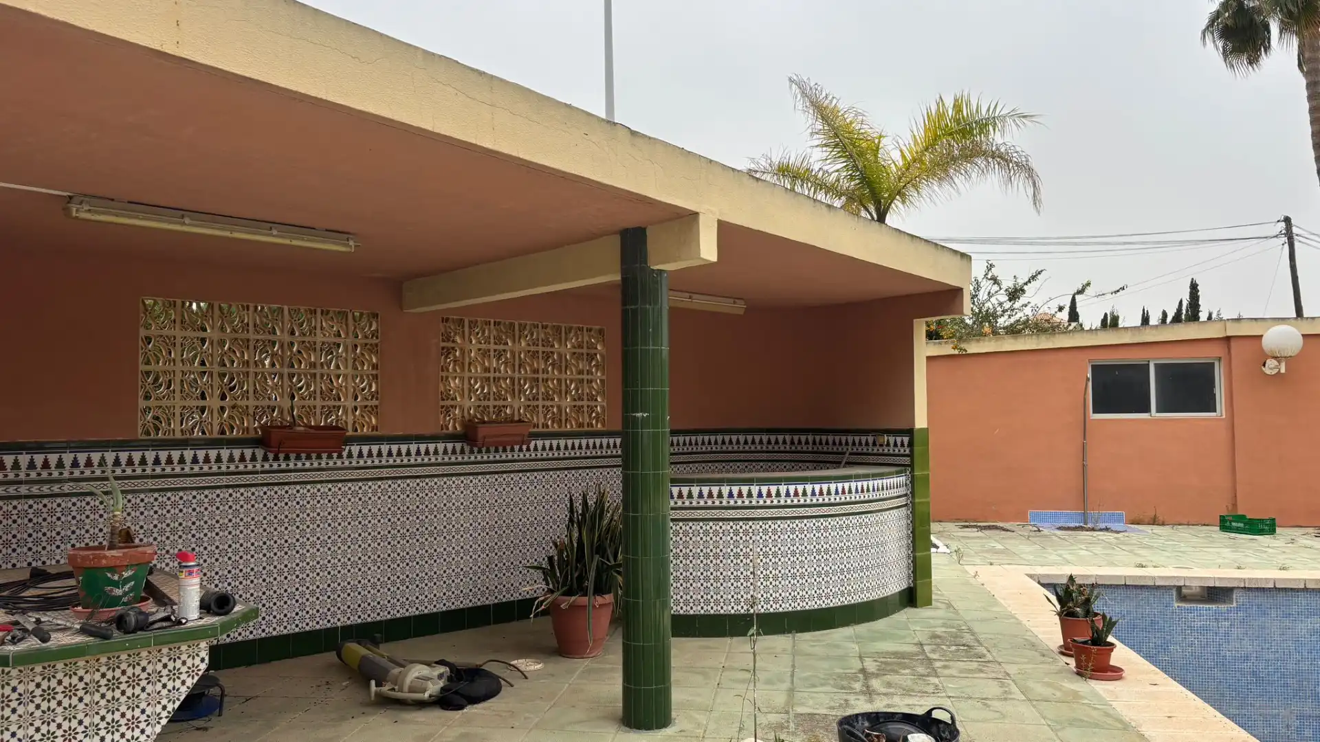 Vista exterior de Casa o xalet en venda en Elche / Elx amb Jardí privat, Terrassa i Piscina