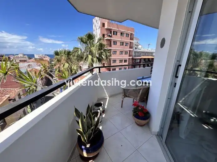Vista exterior de Apartamento en venta en Puerto de la Cruz con Terraza, Amueblado y Horno