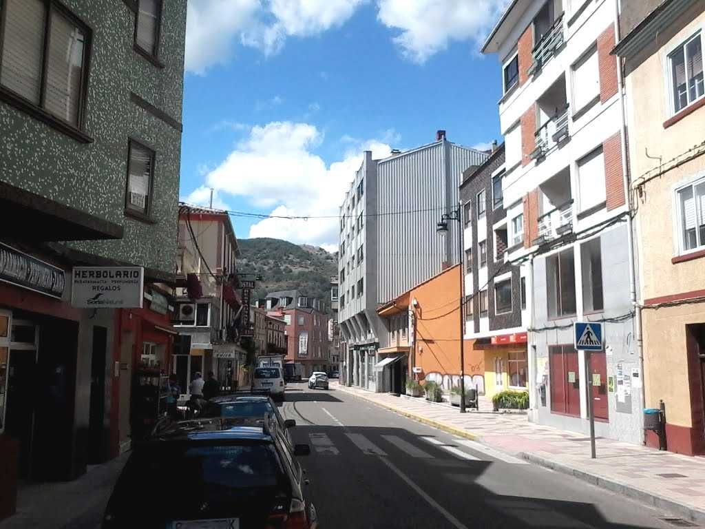 Vista exterior de Oficina en venda en Cistierna