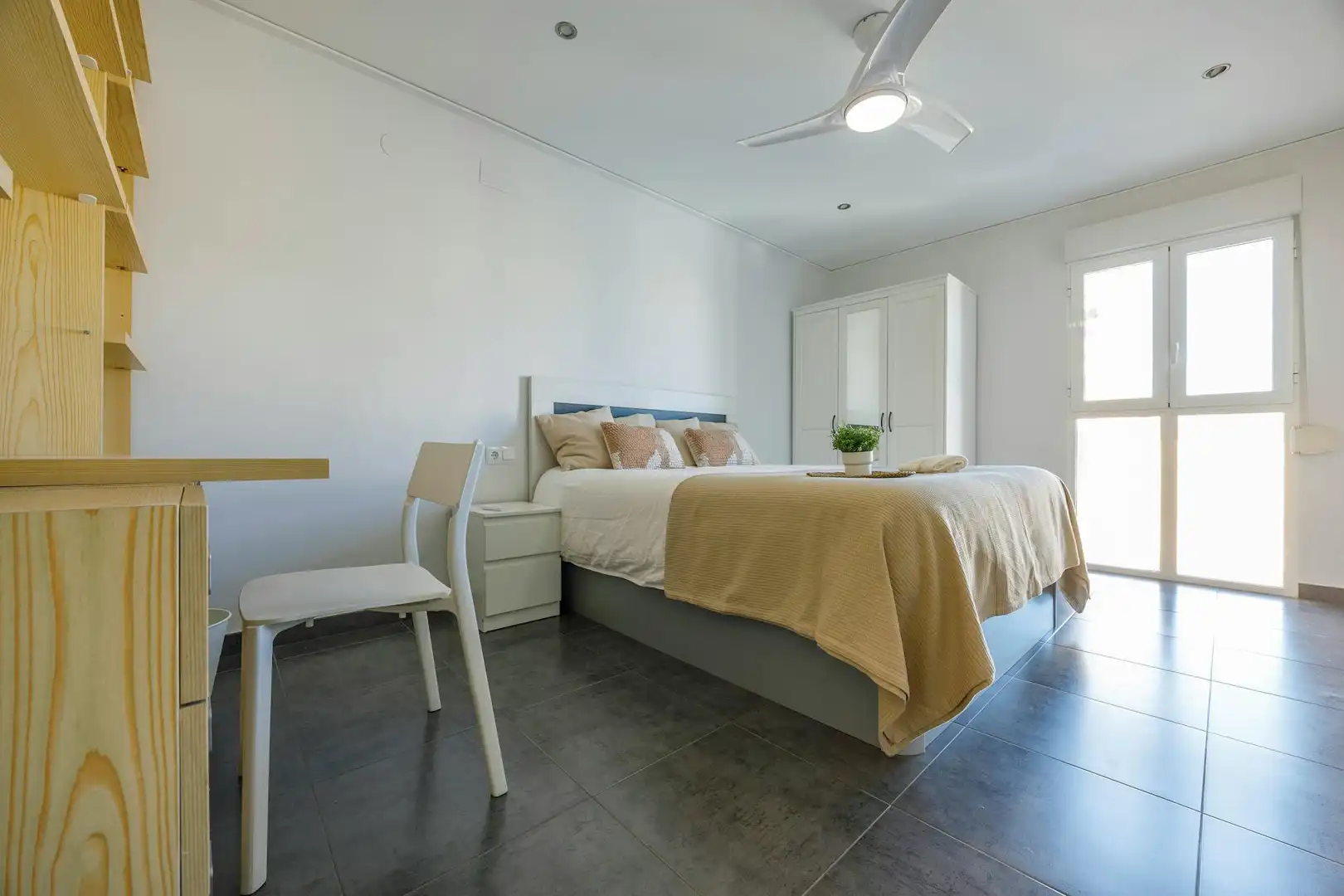 Bedroom of Flat for share in Valencia  with Washing machine