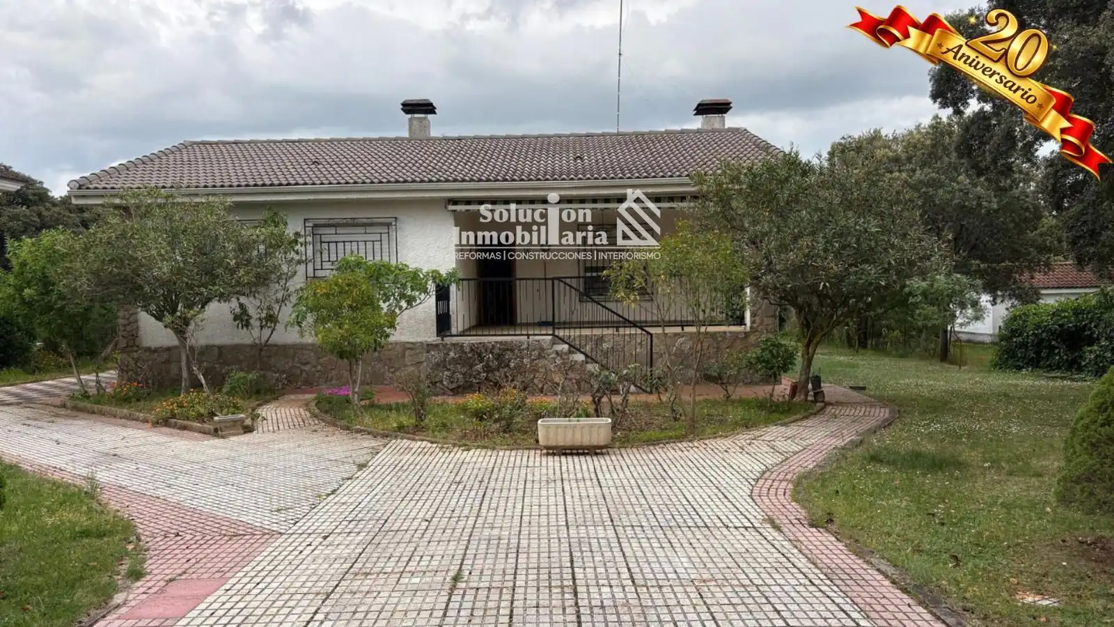 Vista exterior de Casa o xalet en venda en Galindo y Perahuy amb Calefacció, Terrassa i Piscina