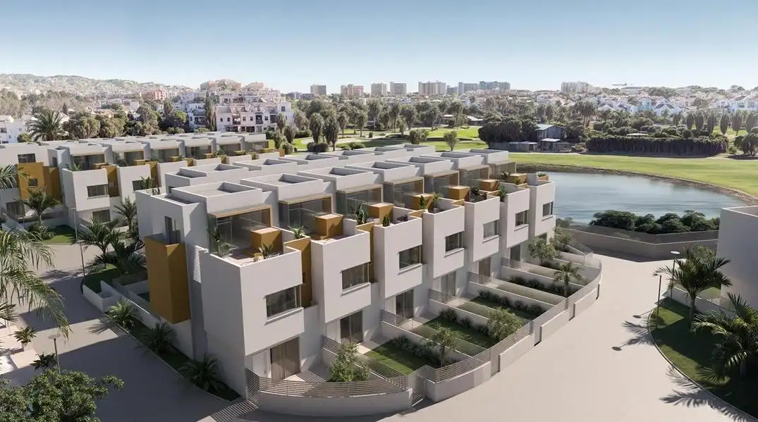 Vista exterior de Pis en venda en Roquetas de Mar amb Jardí privat i Piscina comunitària
