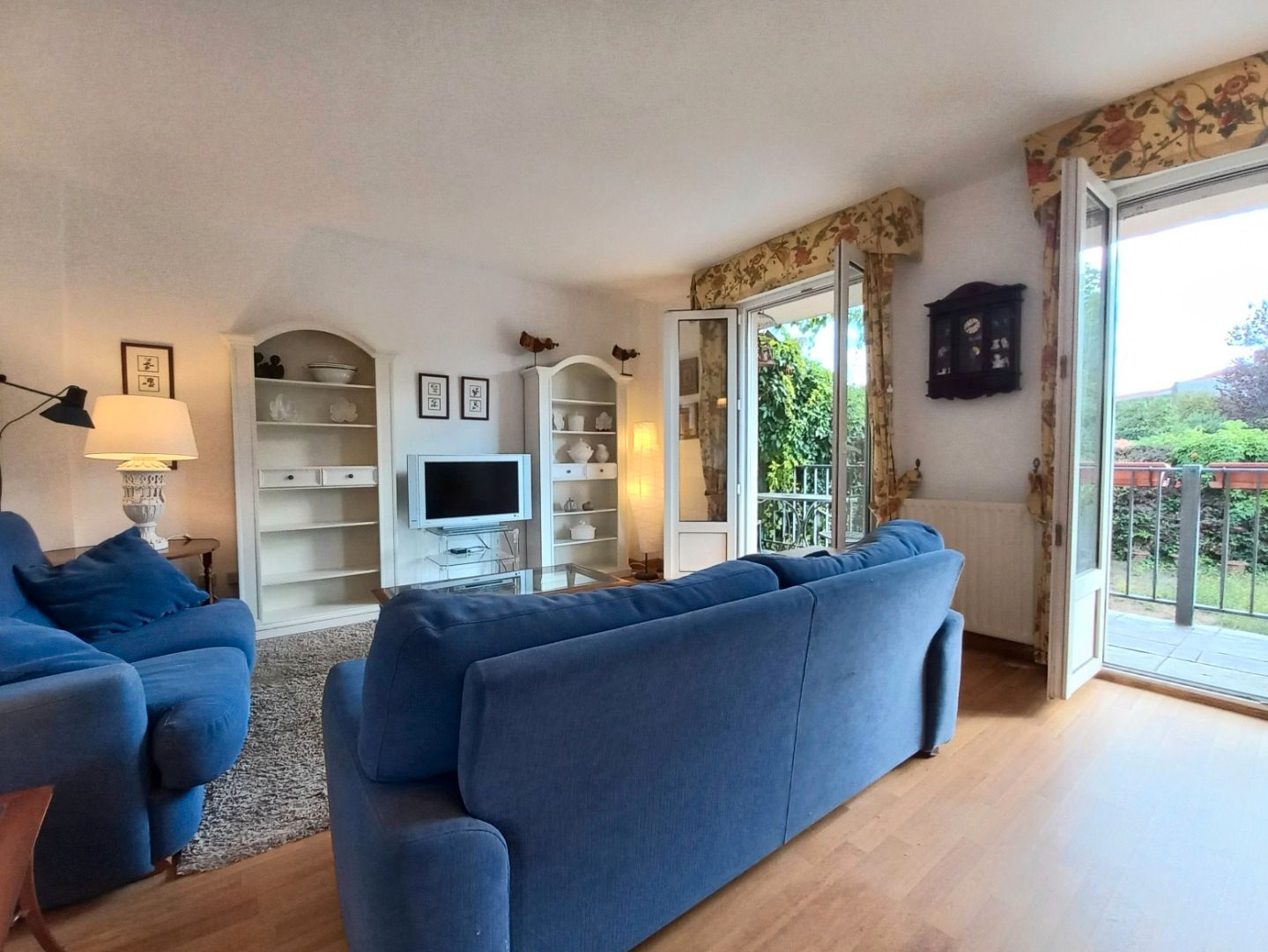 Sala d'estar de Casa adosada en venda en Sarracín amb Calefacció, Jardí privat i Parquet