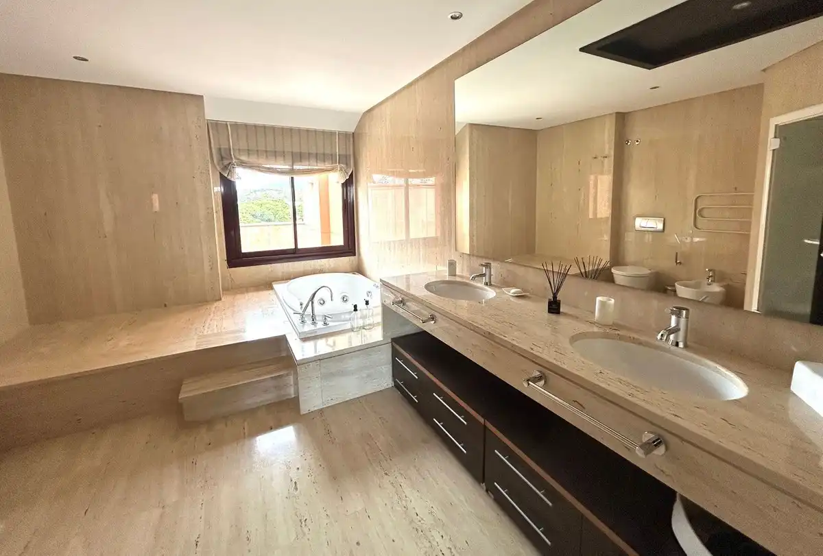 Bathroom of Duplexes for rent in Marbella  with Air Conditioner, Terrace and Furnished
