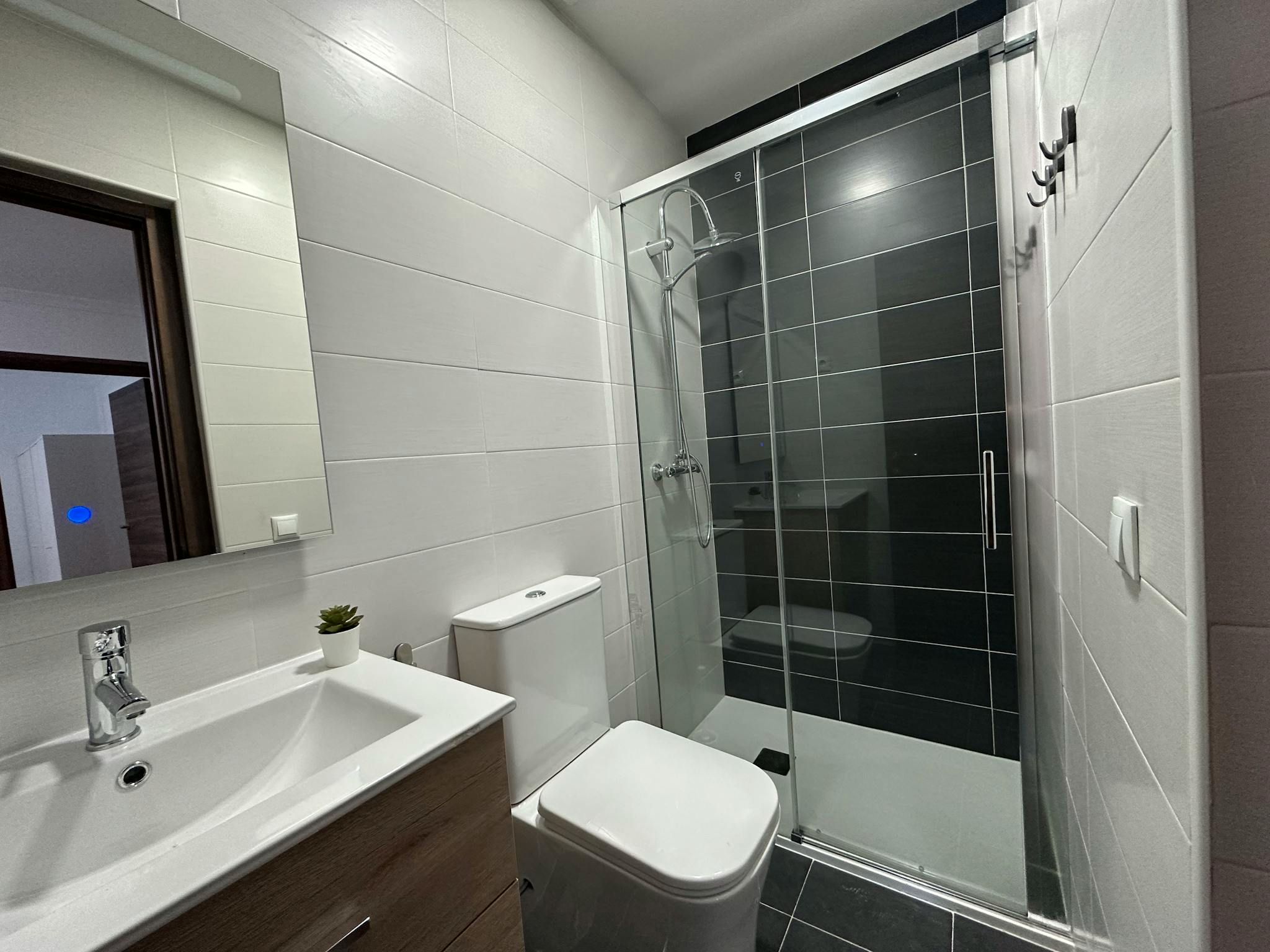 Bany de Pis de lloguer en  Madrid Capital amb Aire condicionat, Calefacció i Moblat