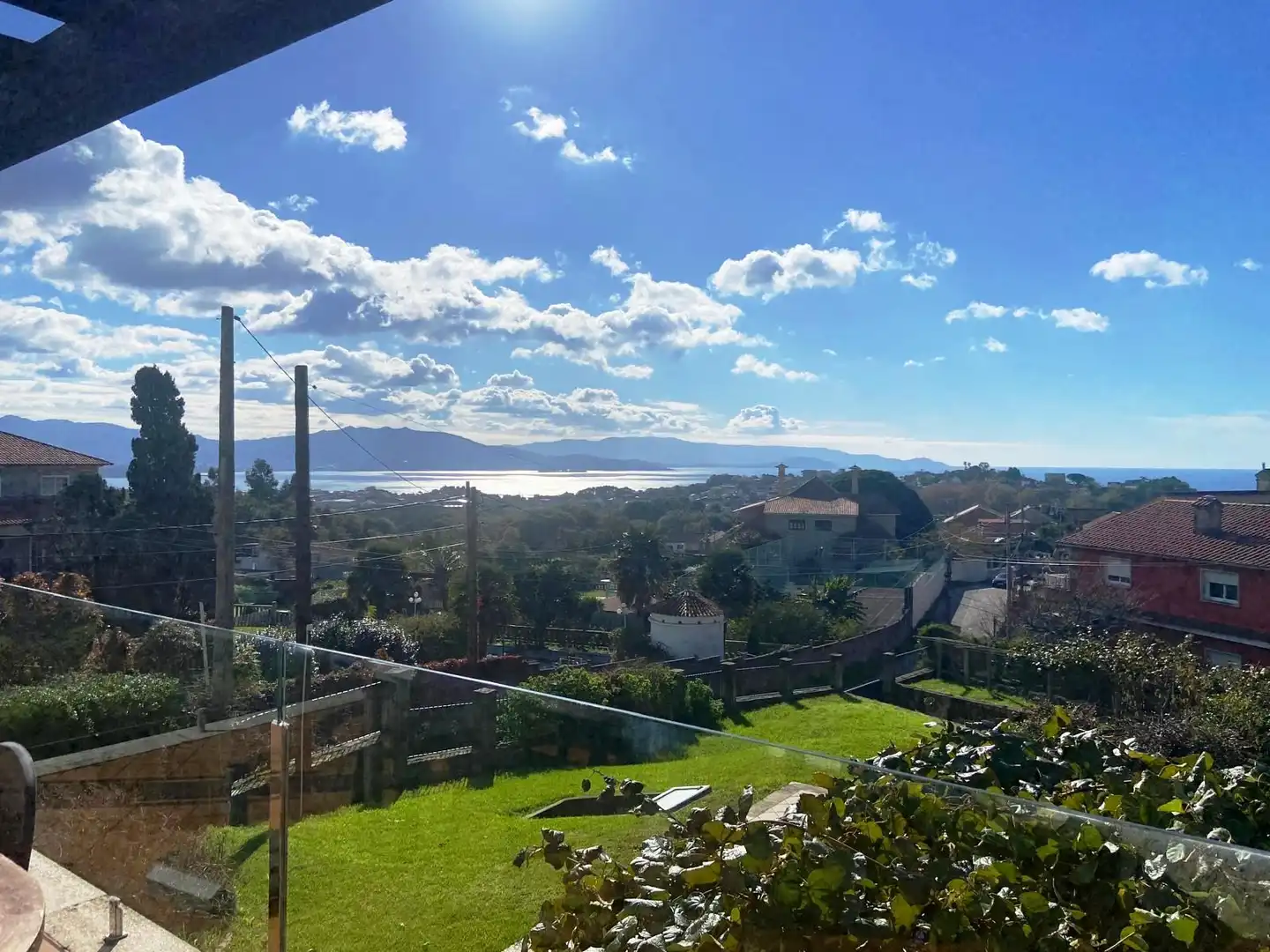 Vista exterior de Casa o xalet de lloguer en Cangas  amb Calefacció, Jardí privat i Terrassa