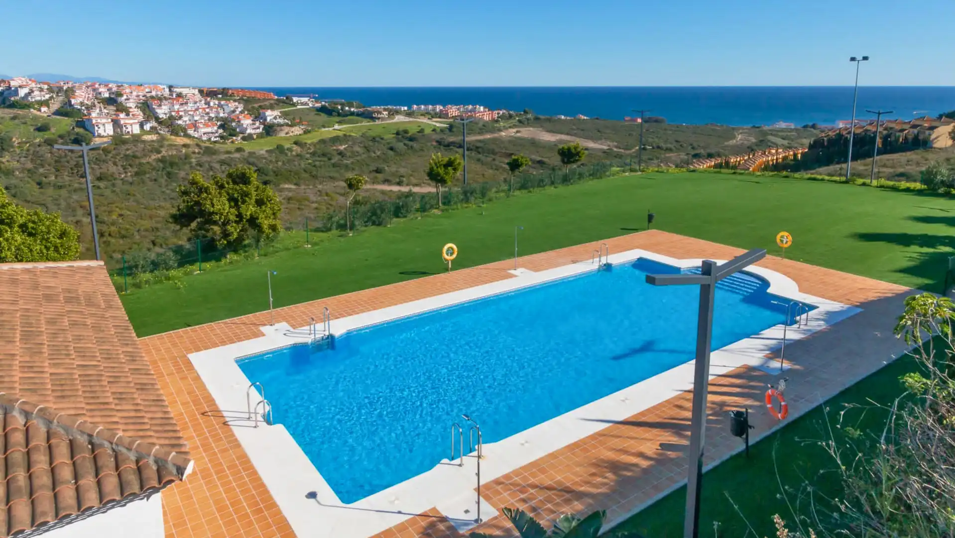 Schwimmbecken von Dachboden zum Verkauf in Manilva mit Klimaanlage, Terrasse und Schwimmbad