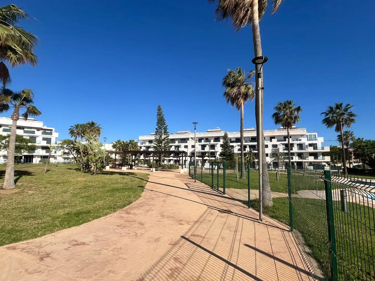 Vista exterior de Planta baja en venta en Almería con Aire acondicionado, Jardín privado y Terraza