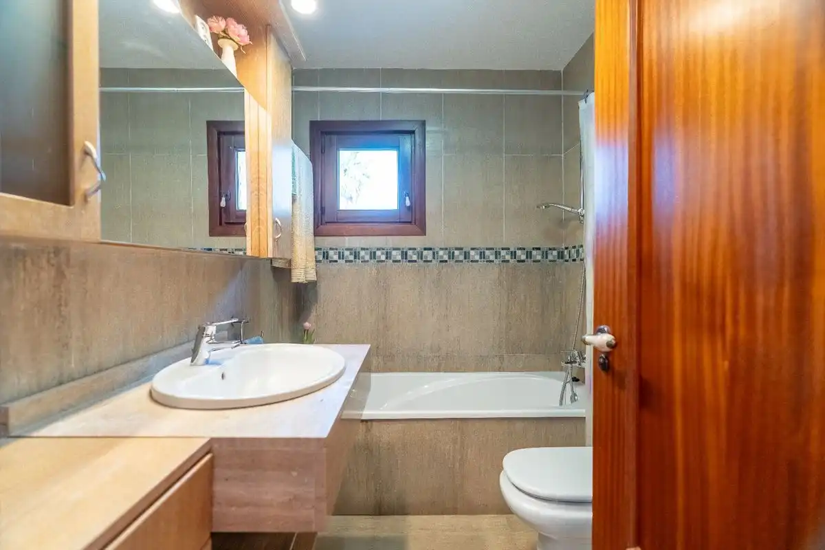 Badezimmer von Dachboden zum Verkauf in Santa Eulària des Riu mit Klimaanlage, Heizung und Schwimmbad