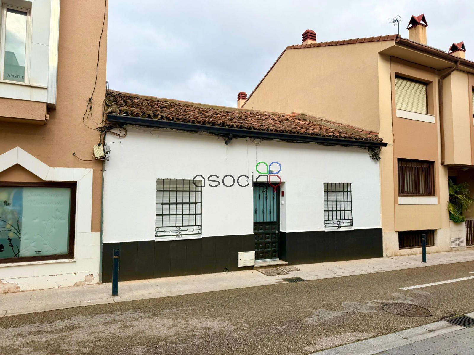 Vista exterior de Casa adosada en venda en Guadalajara Capital amb Calefacció, Jardí privat i Piscina