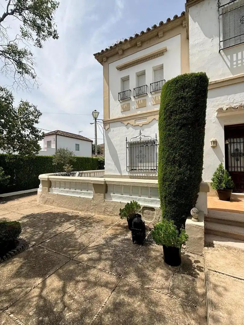 Vista exterior de Casa adosada en venda en Córdoba amb Aire condicionat, Calefacció i Jardí privat