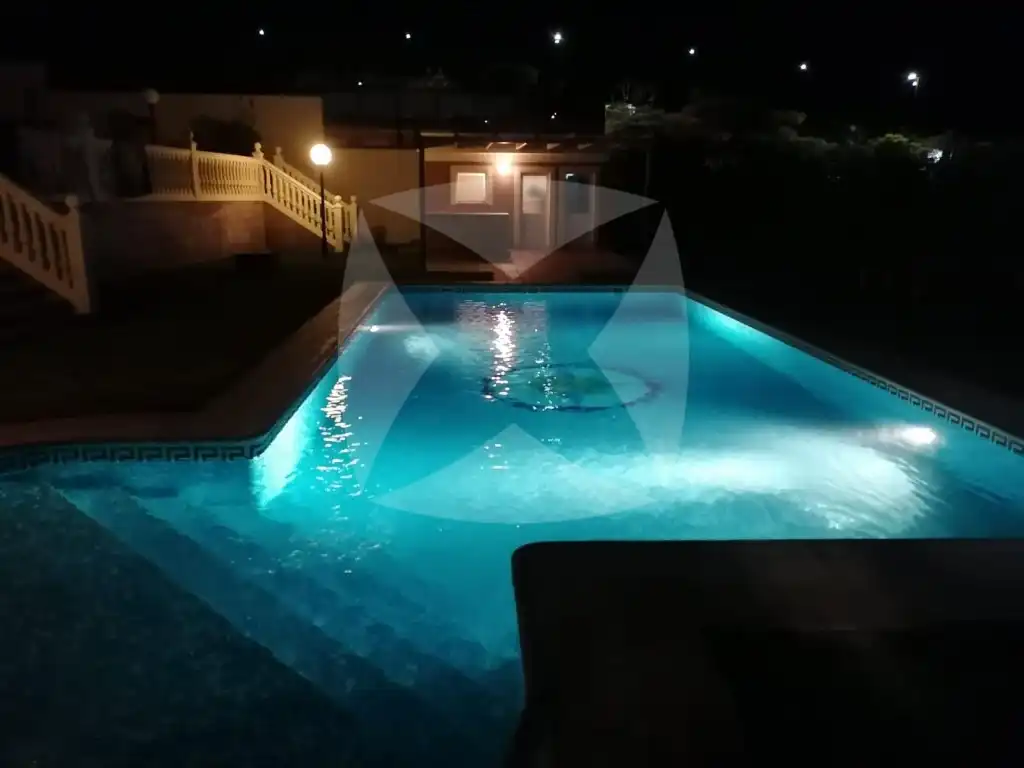 Piscina de Casa o xalet en venda en Badajoz amb Aire condicionat, Calefacció i Jardí privat
