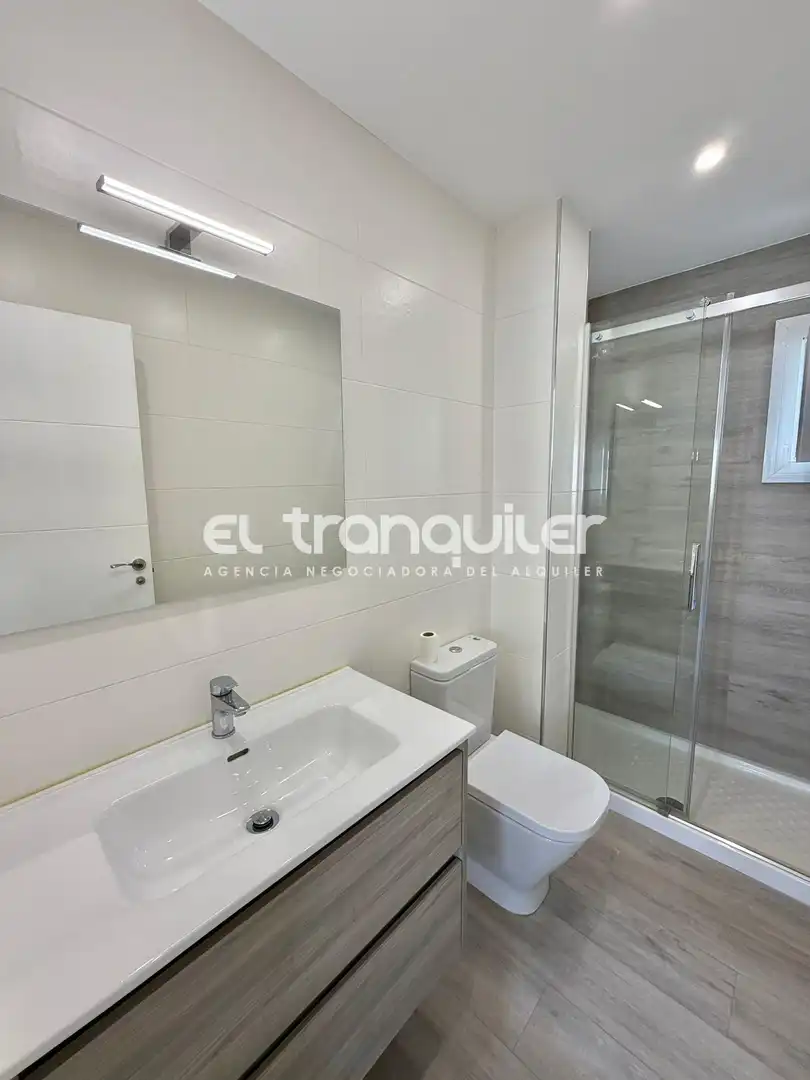 Bathroom of Flat for rent in Madrid  with Air Conditioner and Washing machine