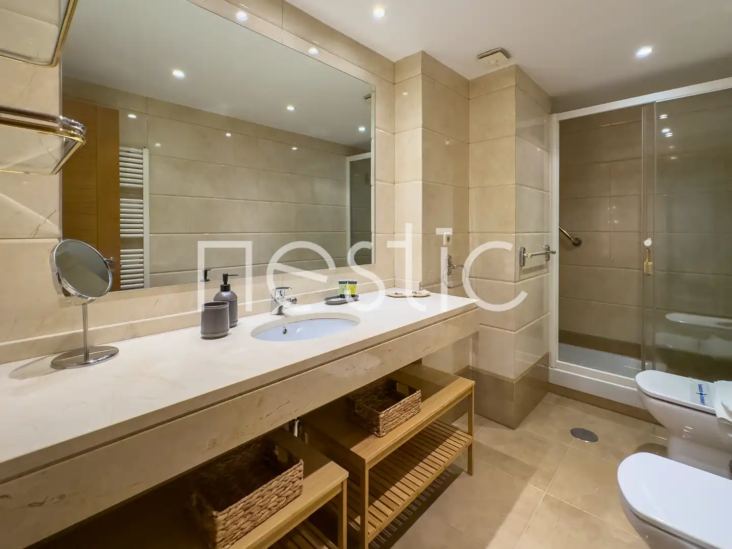 Bany de Apartament de lloguer en Madrid amb Aire condicionat, Calefacció i Moblat