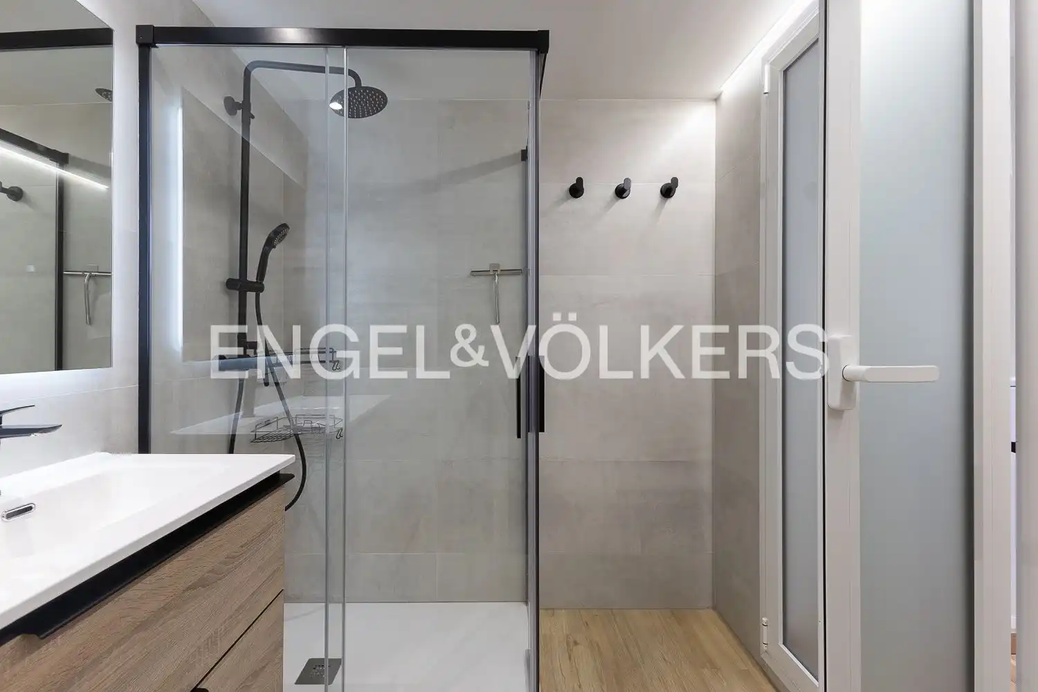 Bathroom of Flat for rent in Valencia  with Air Conditioner, Heating and Terrace
