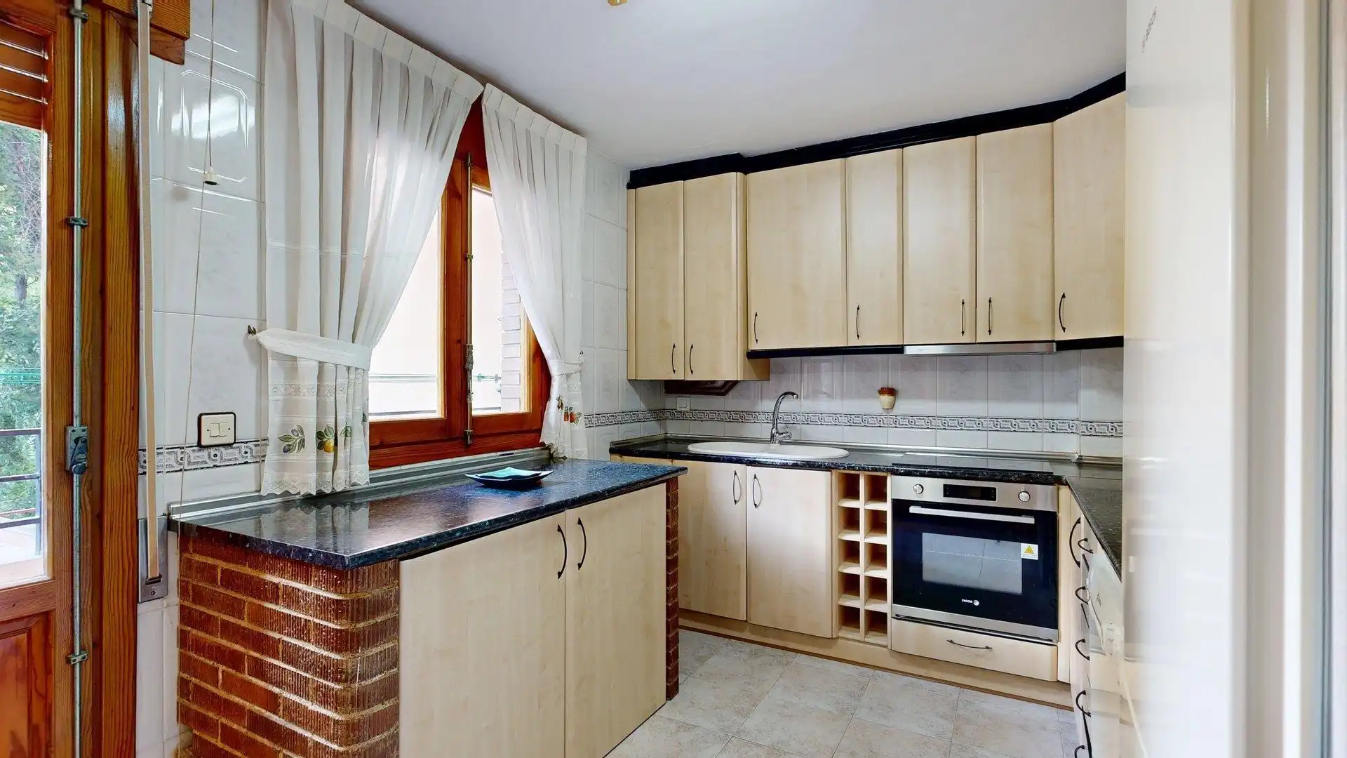 Cuina de Casa o xalet en venda en Zaragoza amb Calefacció, Terrassa i Moblat