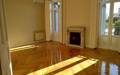 Living room of Flat to rent in  Madrid Capital  with Air Conditioner, Heating and Parquet flooring