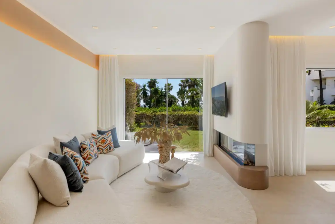 Wohnzimmer von Erdgeschoss zum Verkauf in Estepona mit Klimaanlage, Heizung und Parkett