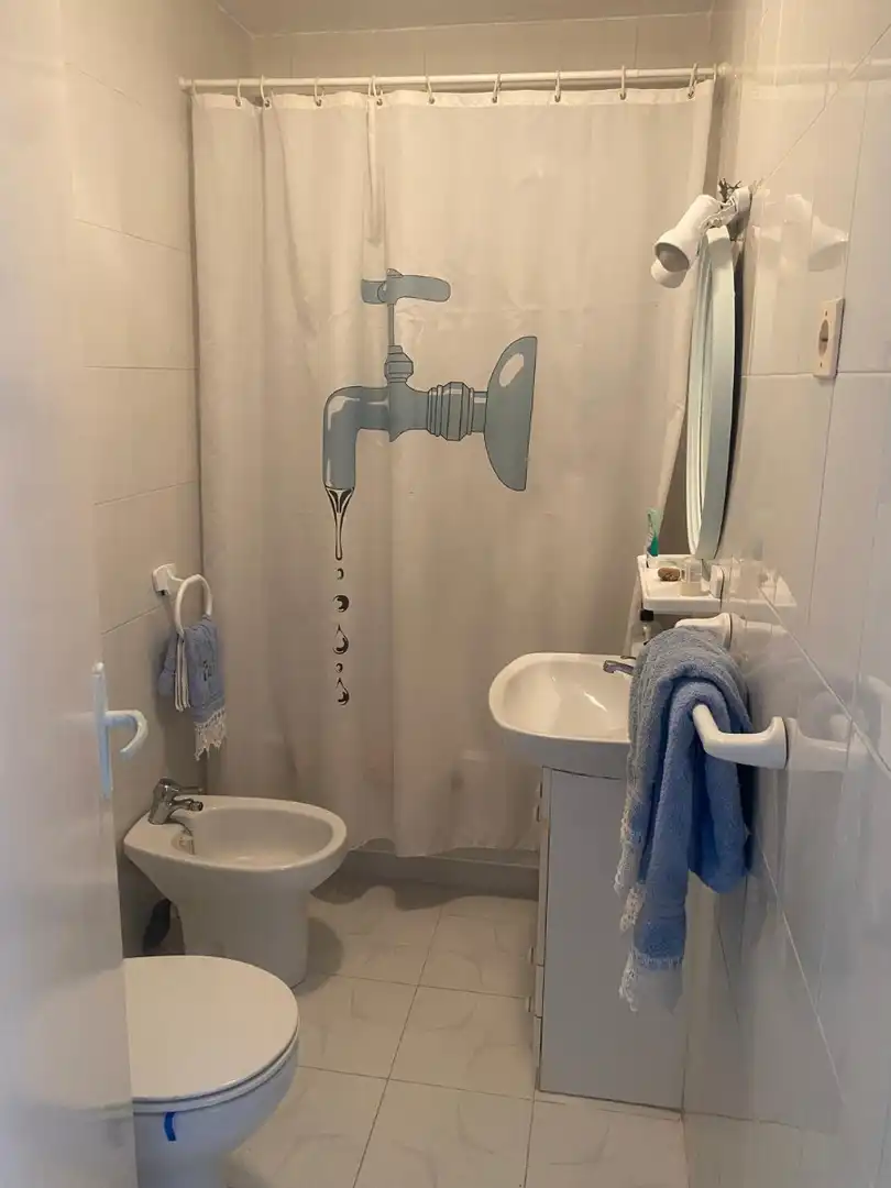 Baño de Apartamento de alquiler en Torrevieja con Amueblado, Microondas y Balcón