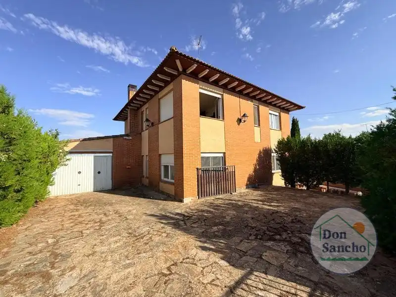 Vista exterior de Casa o chalet en venta en Cabezón de Valderaduey con Calefacción