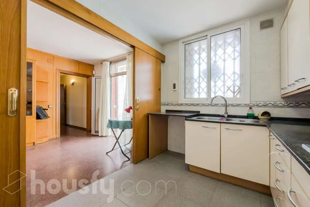Cuina de Casa o xalet en venda en Barcelona amb Jardí privat, Terrassa i Traster