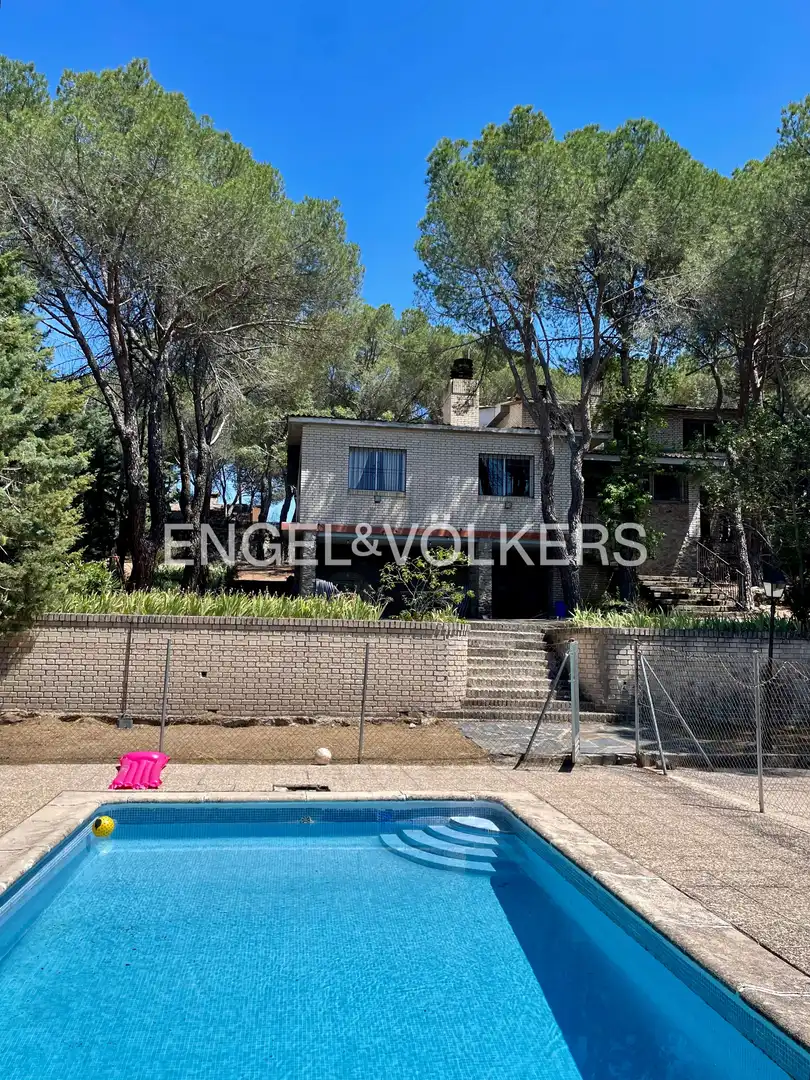 Vista exterior de Casa o xalet en venda en Las Rozas de Madrid amb Calefacció, Jardí privat i Piscina