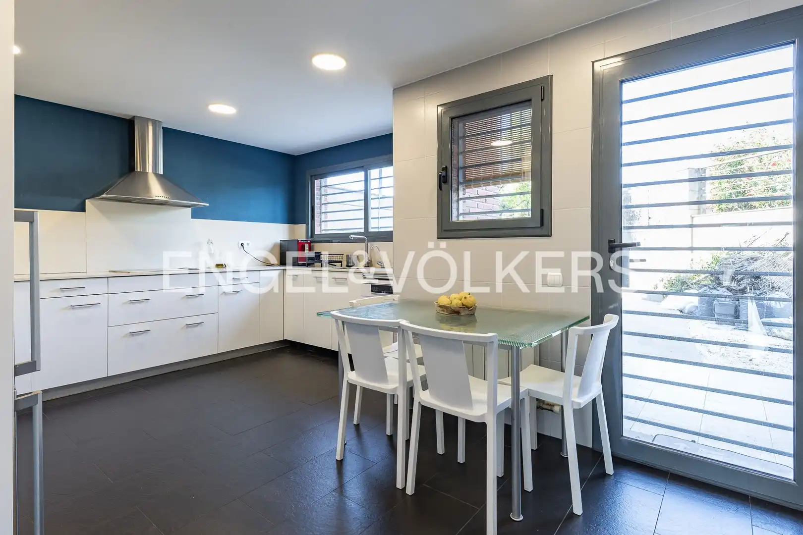Cocina de Casa adosada de alquiler en Tiana con Aire acondicionado, Calefacción y Jardín privado