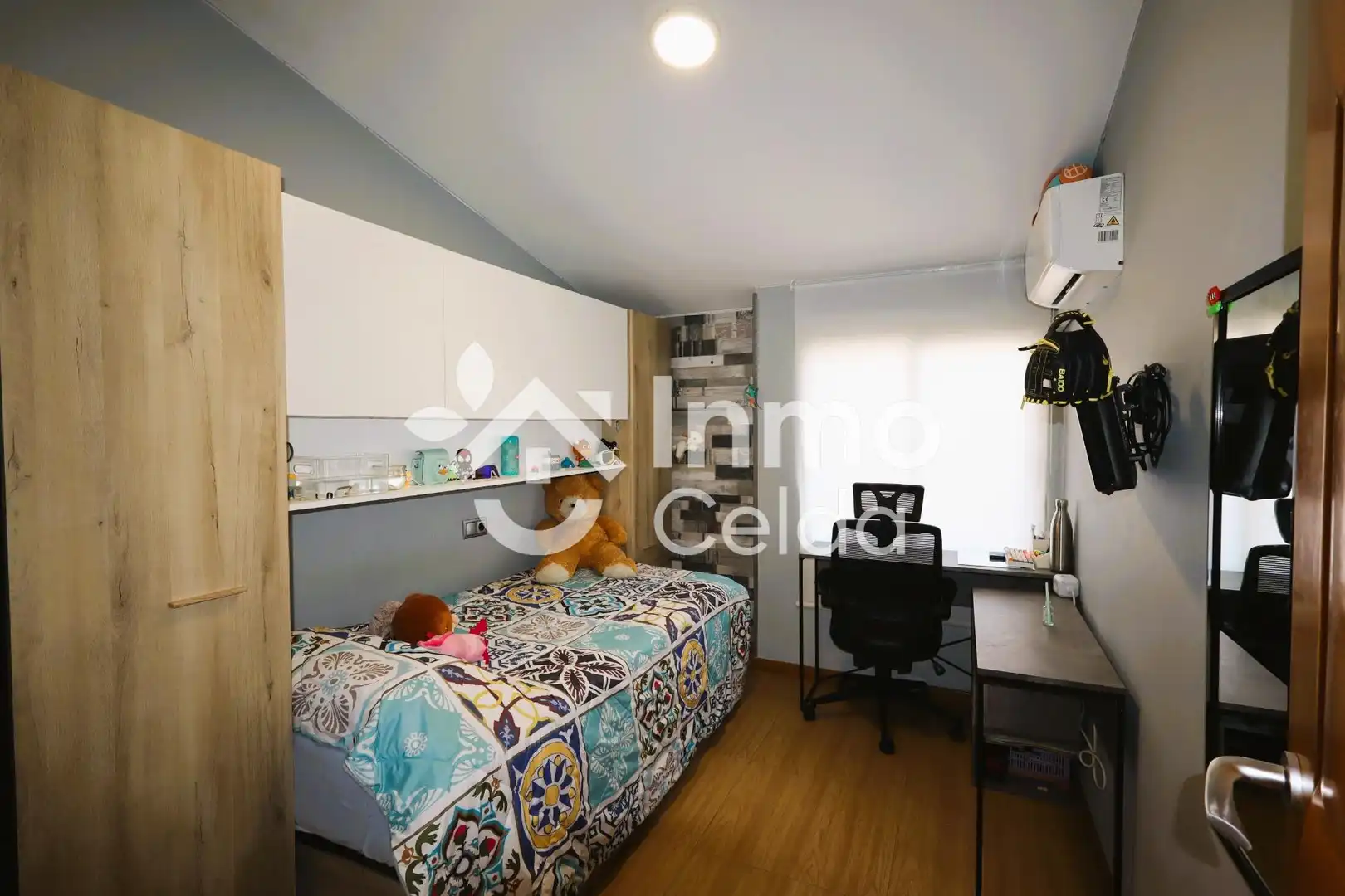 Habitación de Casa adosada en venta en Chiva con Aire acondicionado, Calefacción y Jardín privado
