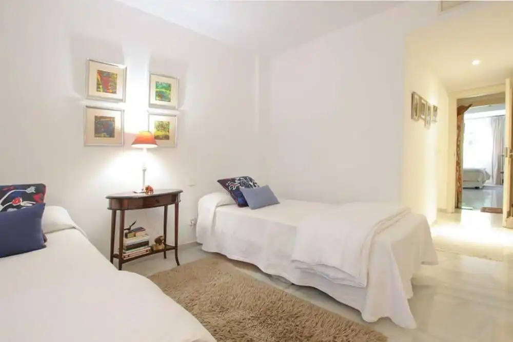 Habitación de Planta baja en venta en Marbella con Aire acondicionado, Terraza y Piscina