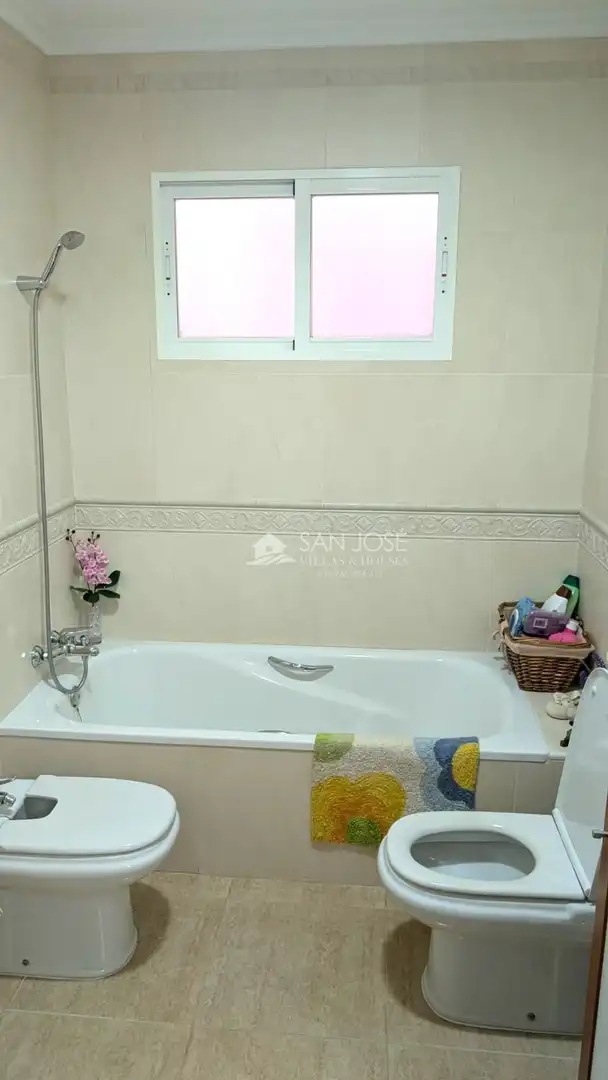 Baño de Piso en venta en Novelda con Parquet y Amueblado