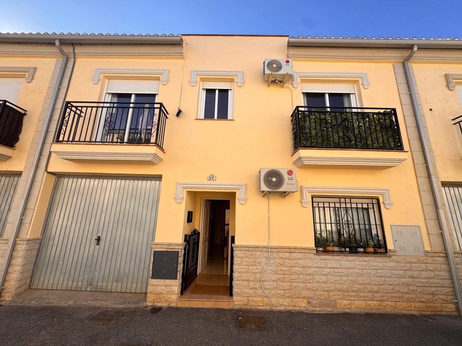 Exterior view of Single-family semi-detached for sale in Villa de Otura  with Heating, Terrace and Balcony