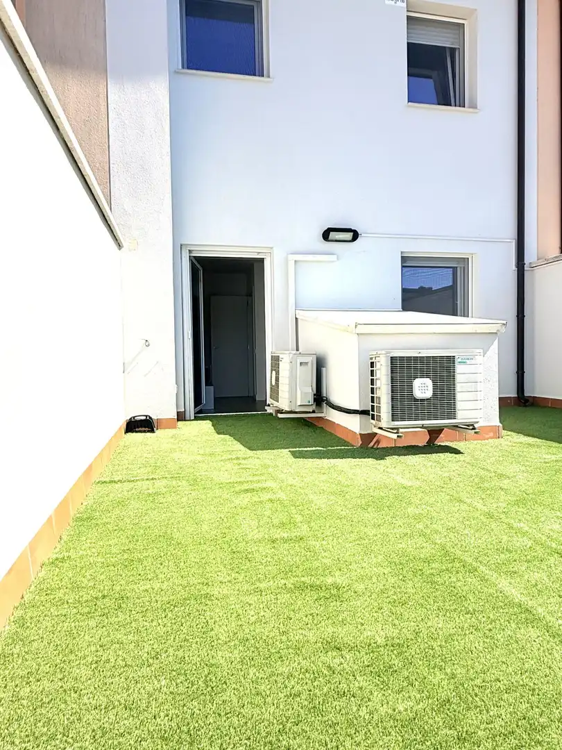 Terrassa de Casa o xalet en venda en Sant Boi de Llobregat amb Aire condicionat, Calefacció i Jardí privat